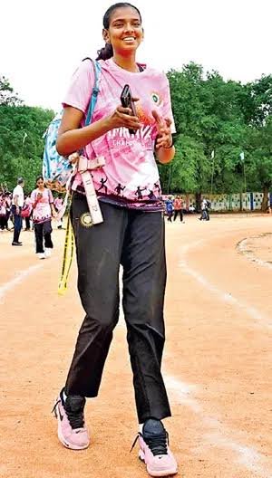 అయ్‌ బాబోయ్‌.. ఎంత పొడుగో! ఆరున్నర అడుగులకు పైగా ఉన్న పూజిత