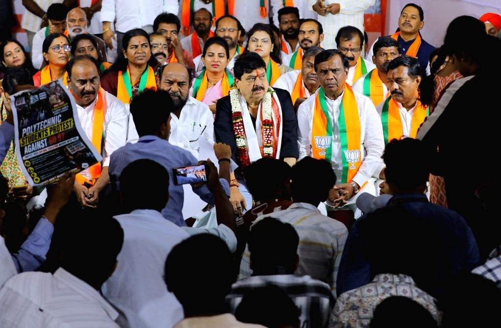 ఫీజుల పైసల కోసం బీజేపీ లడాయ్
