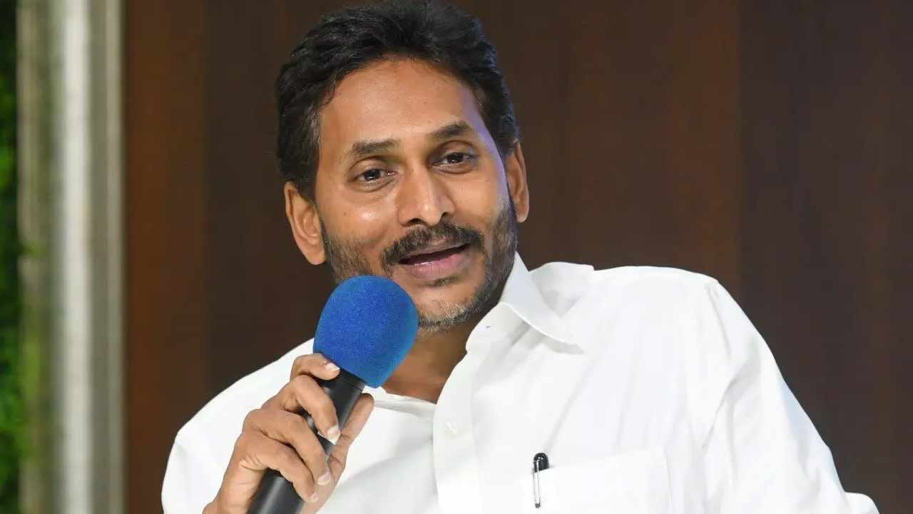 వైసీపీలో కీలక మార్పులకు జగన్ ఆలోచన?