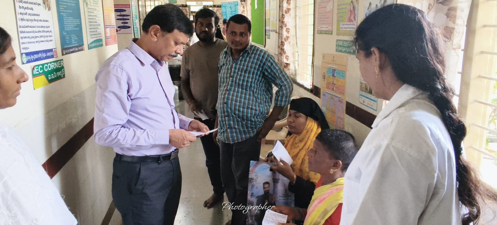 ఖమ్మంలోని మామిళ్లగూడెం అర్బన్  పీహెచ్‌సీని ఆకస్మికంగా తనిఖీ చేసిన డీఎంహెచ్‌వో డాక్టర్ రామారావు..