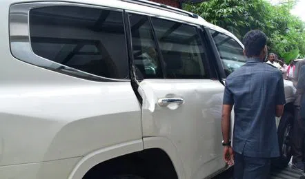 కేటీఆర్‌కు తృటిలో తప్పిన ప్రమాదం.. కారును ఢీకొట్టిన లారీ
