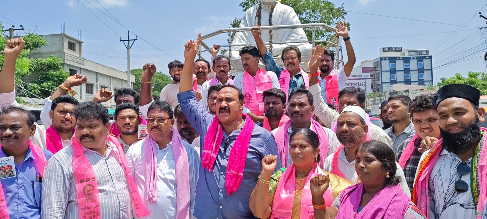 చట్టసభల సాక్షిగా ప్రజాస్వామ్య ఖూనీ 