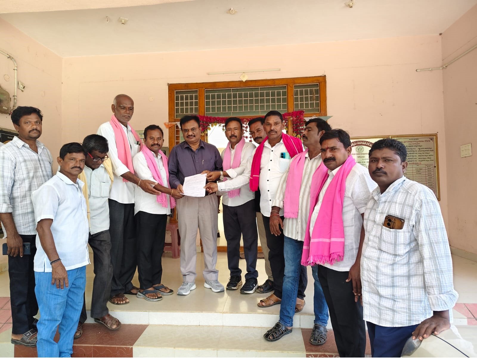 ఆరు గ్యారెంటీల అమలుపై బీఆర్ఎస్ మండల పార్టీ ఆధ్వర్యంలో నిరసన...