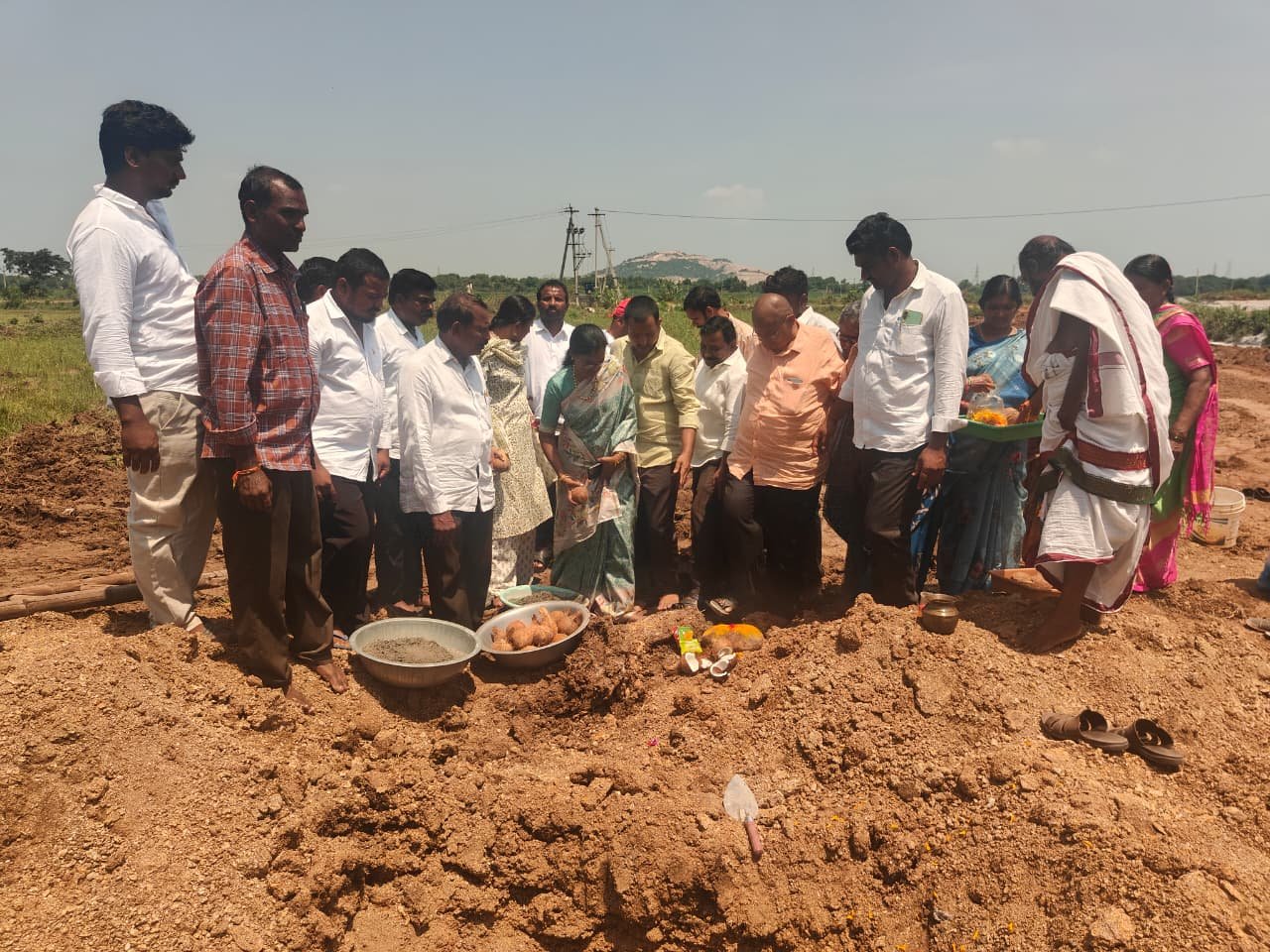 అజ్మీర తండాలో పంచాయతీ భవనానికి శంకుస్థాపన.....