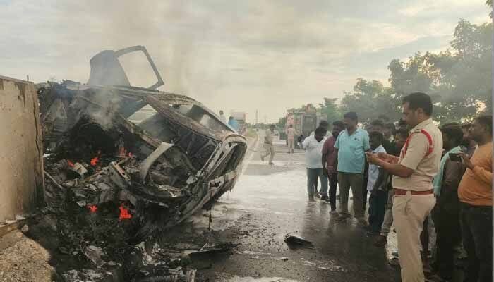 డివైడర్‌ను ఢీకొని వోల్వో కారులో మంటలు