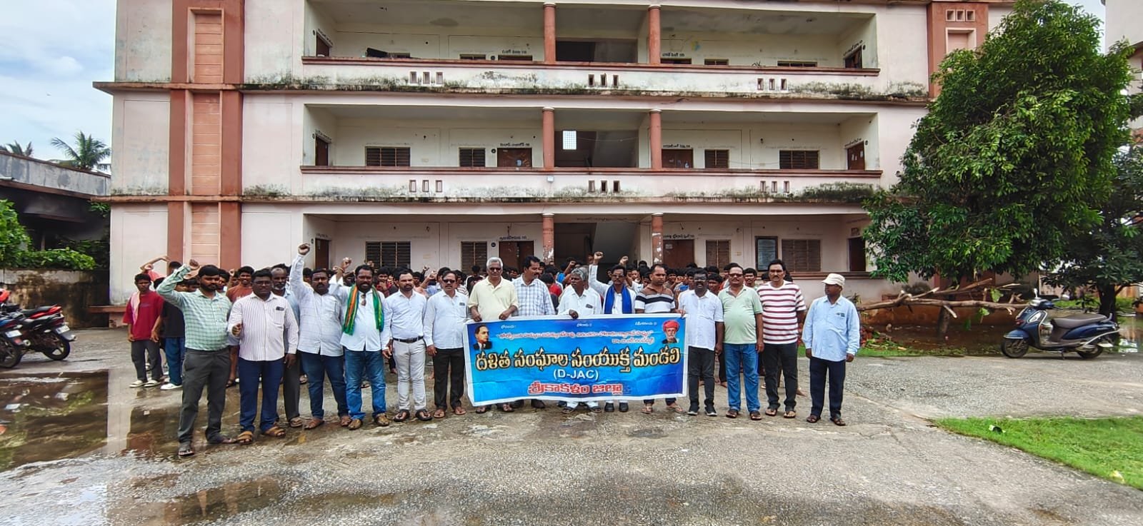 నిర్లక్ష్యపు వార్డెన్ పై కేసు నమోదు చేయాలి..