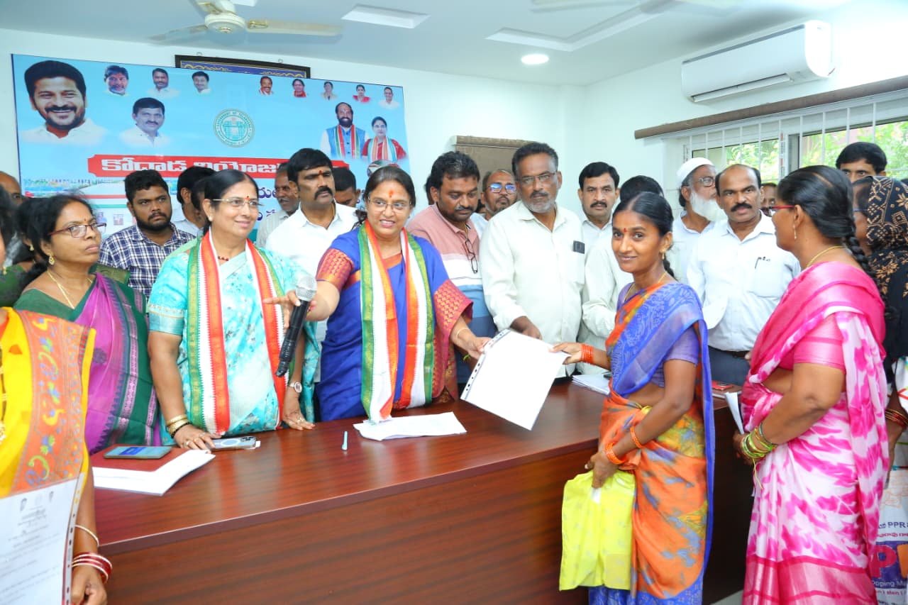 ఇందిరమ్మ ఇళ్ల మంజూరు పత్రాల పంపిణీ....