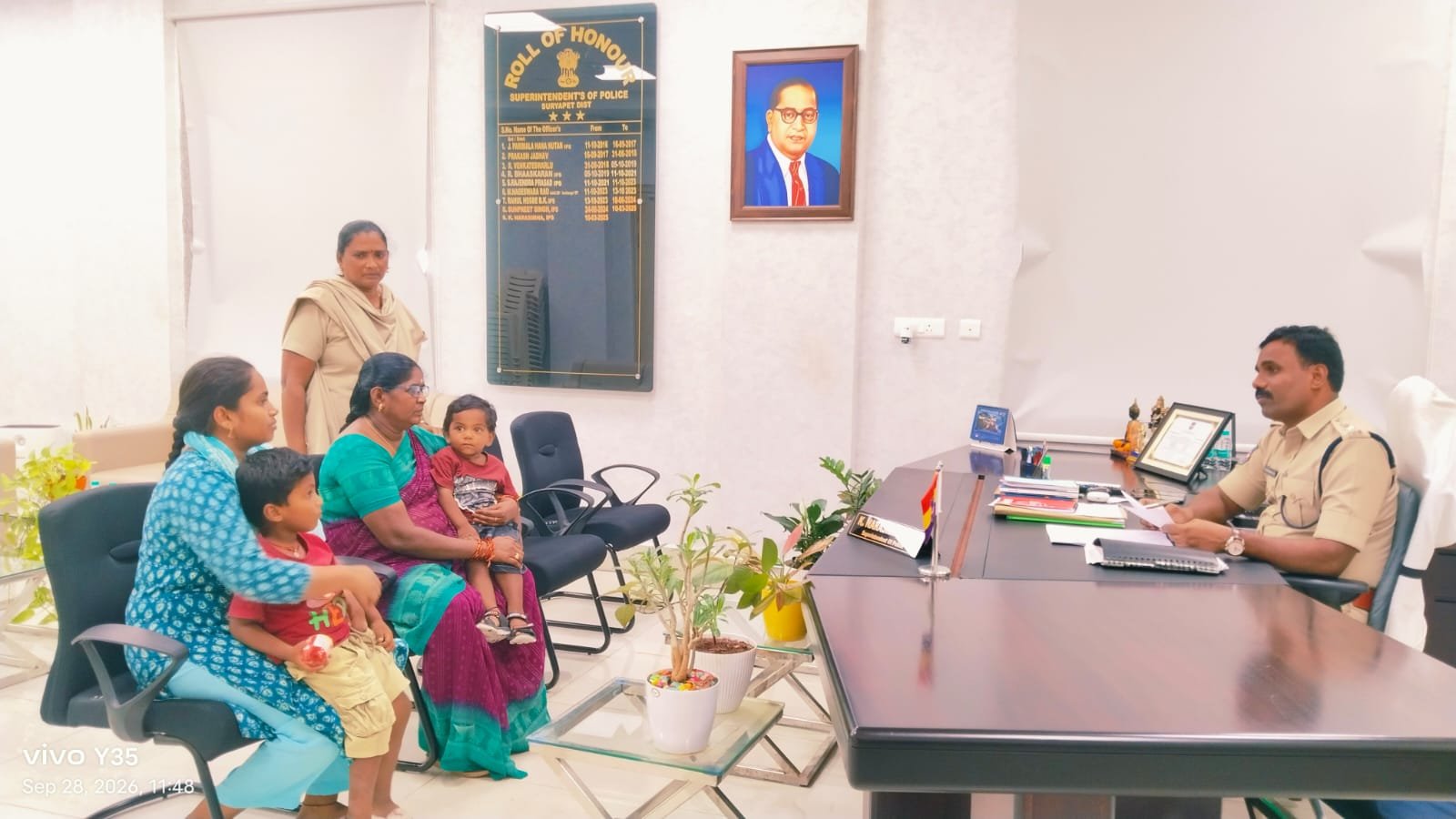 పోలీస్ గ్రీవెన్స్ డే కార్యక్రమంలో పిర్యాదు దారులతో మాట్లాడిన ఎస్పి నరసింహ ఐపిఎస్