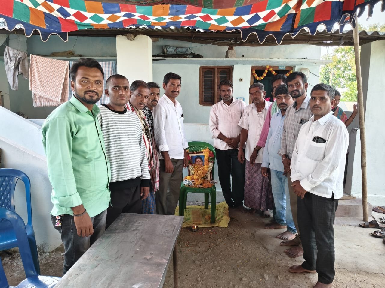 బాధ్య తండాలో దశదినకర్మ.. దారావత్ అమ్మికి సర్పంచ్ నివాళులు
