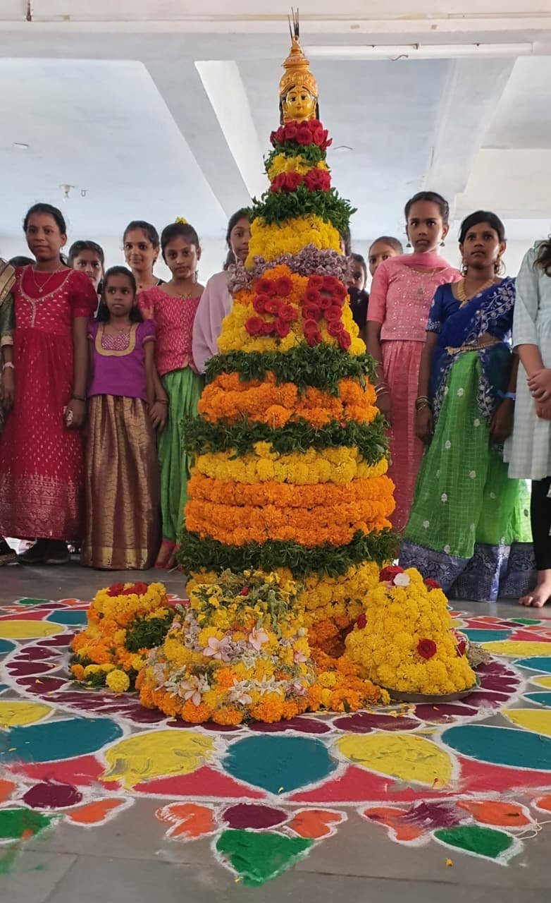 ఎస్సార్ ప్రైమ్ స్కూల్లో ఘనంగా బతుకమ్మ వేడుకలు  - Additional Image