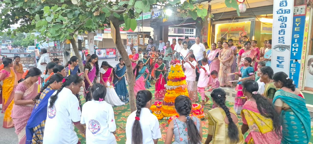 పూలవనంలో చిగురించిన ఆశల బతుకమ్మ - Additional Image